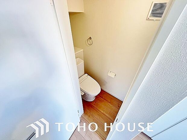 十分な広さと清潔感のあるカラーで纏まったおトイレ。時間に余裕とゆとりを持たせます。