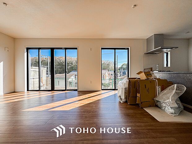 光が注がれる青い空から鮮やかに赤色にゆっくりと染まる。そんな優しい時間がここでは流れてゆく。