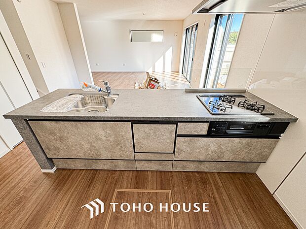 作業スペースを多くとった対面キッチン。夫婦そろってキッチンに立っても調理がしやすくゆとりある広さ。