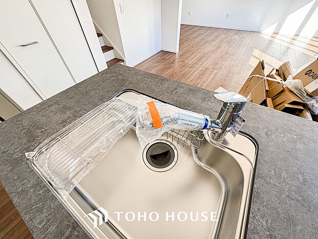 安全でおいしい水を手軽に。ボタンひとつで浄水と原水に切り替えられる浄水器一体型水洗を使用。