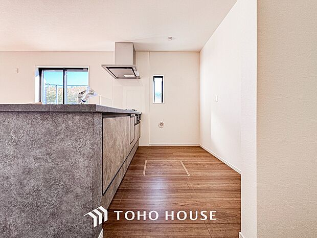 ご家族みんなで調理ができる位のスペースを実現したキッチン空間となっております。