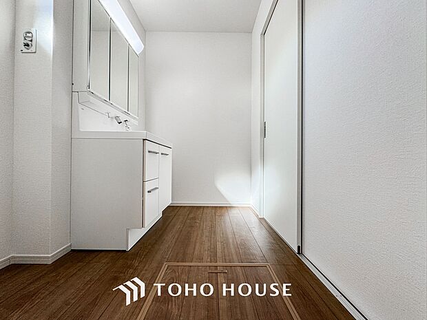 お家の中でも特にプライベートスペースとなる洗面所は、洗濯場所と浴室を同じ空間でまとめております。