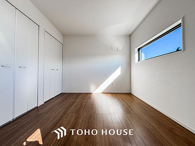 清潔感あるホワイトの壁紙と温もり溢れるカラーの床材が見事に調和した本邸宅。