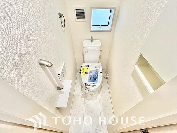 十分な広さと清潔感のあるカラーで纏まったおトイレ。時間に余裕とゆとりを持たせます。