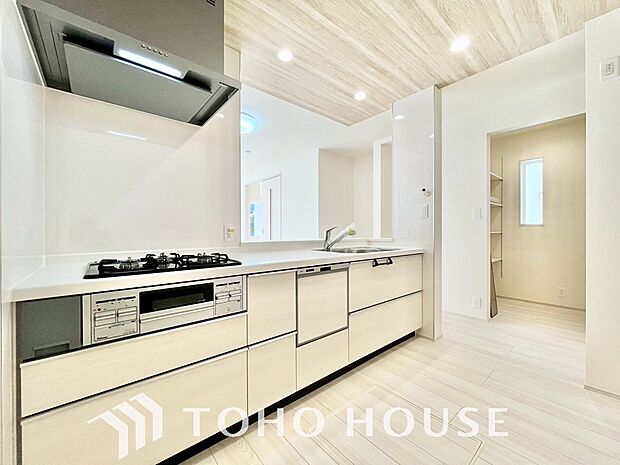 広々キッチンを採用。みんなで作った料理を召し上がりながらの会話は、どのような物になるのでしょうか。