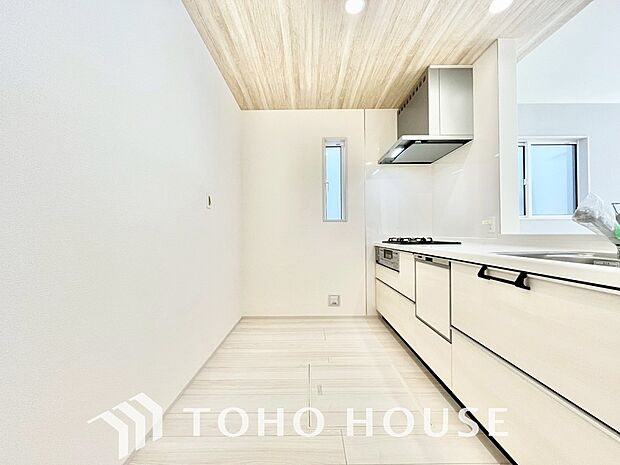 キッチンの収納は、デッドスペースになりやすい箇所を有効活用できる、スライド式収納を採用しました。