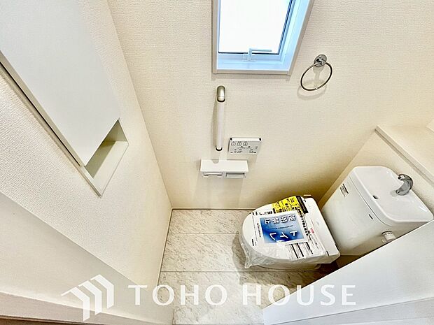 十分な広さと清潔感のあるカラーで纏まったおトイレ。時間に余裕とゆとりを持たせます。