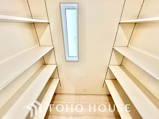 忙しい共働き世帯など、食品の買い置きや日用品のストックに大変便利なパントリー収納が備わってます。