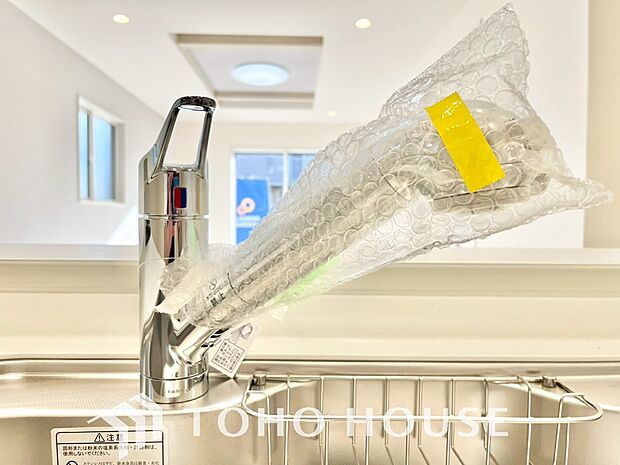 ワンタッチで浄水と原水を切り替えできる浄水器一体型水栓は水道水に含まれる有害物質を除去してくれます。