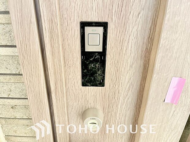 防犯対策への意識が高まっている最近では、補助錠として鍵穴のない電子錠を選ぶ方も増えています。