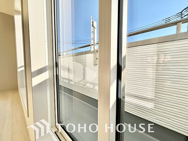 二層のガラスの間に空気層や特殊ガス層を作ることで断熱性能や結露防止効果を高めたサッシを装備してます。