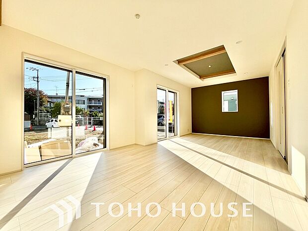 リビングも広く設け、訪れる人々を暖かく迎えてくれます。 