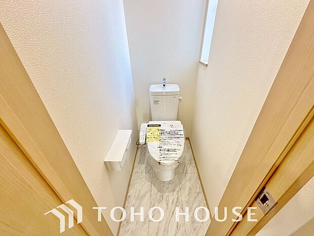 十分な広さと清潔感のあるカラーで纏まったおトイレ。時間に余裕とゆとりを持たせます。