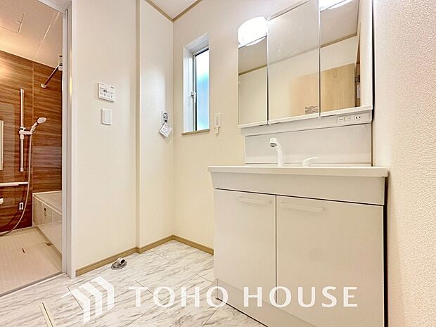 手で洗いたい大切な服など、広く使えると助かる洗面台は汚れの付きにくい形状と素材で造られております。