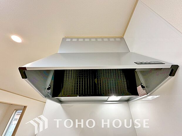 昨今主流のスリムタイプのレンジフード。スタイリッシュな見た目からインテリアとしても人気がある型です。