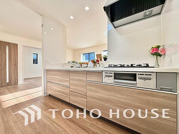 美しく使いやすいキッチン空間。優しい温もりを醸し出すキッチンは料理の為の配慮を随所に注ぎました。