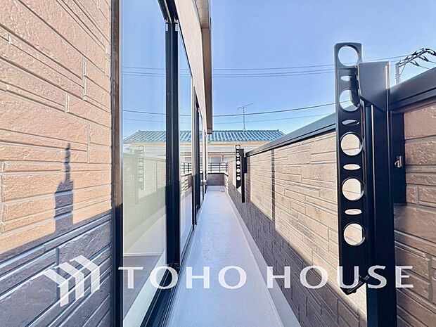 通風・採光に優れ、心地よい光と風があふれています。優しい陽射しが差し込むバルコニーとなっております。