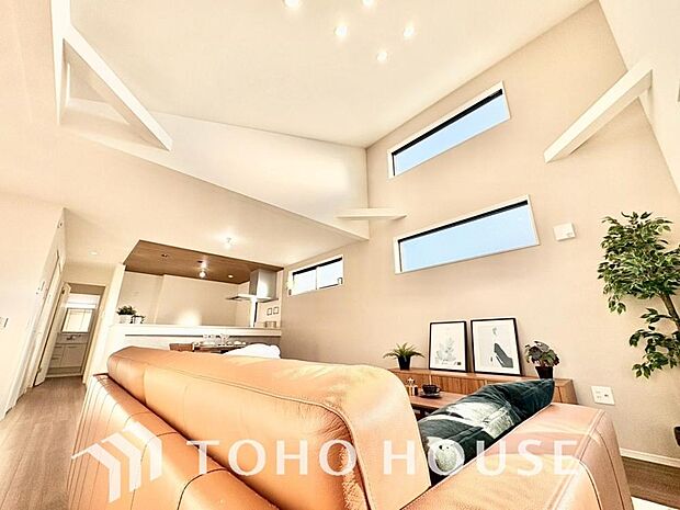 一日の中で多くの時間を過すことになるリビング。爽やかな通風と採光を存分に感じる事が出来る空間です。