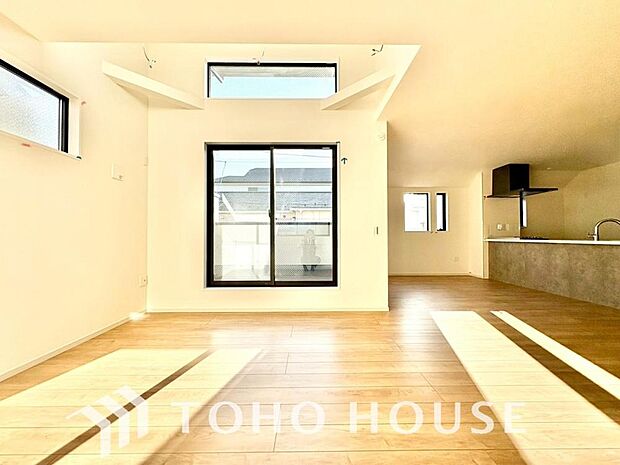 広いＬＤＫでは家族が集まり一緒の時間を過ごせる工夫がされております。