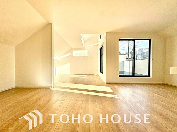 一日の中で多くの時間を過すことになるリビング。爽やかな通風と採光を存分に感じる事が出来る空間です。