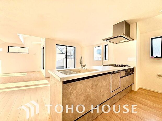 充実した収納スペースを搭載したシステムキッチンは、日々の家事がはかどります。