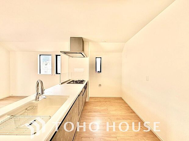 美しく使いやすいキッチン空間。優しい温もりを醸し出すキッチンは料理の為の配慮を随所に注ぎました。