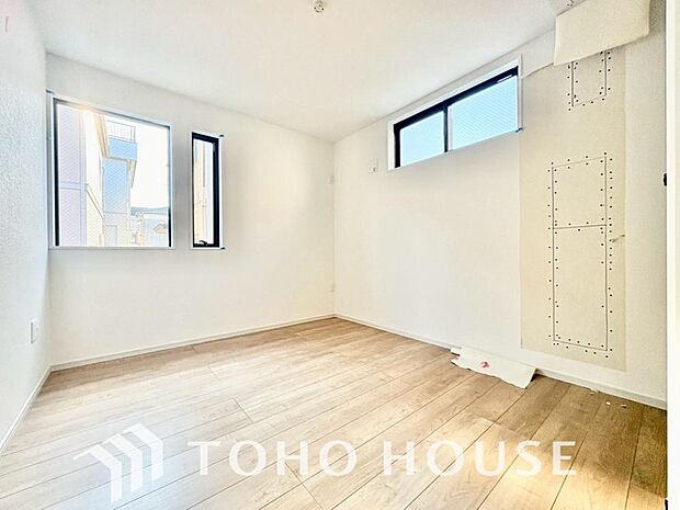 落ち着いたカラーの室内。インテリアやファブリックでお好みのテイストデザインを取り入れて頂けます。