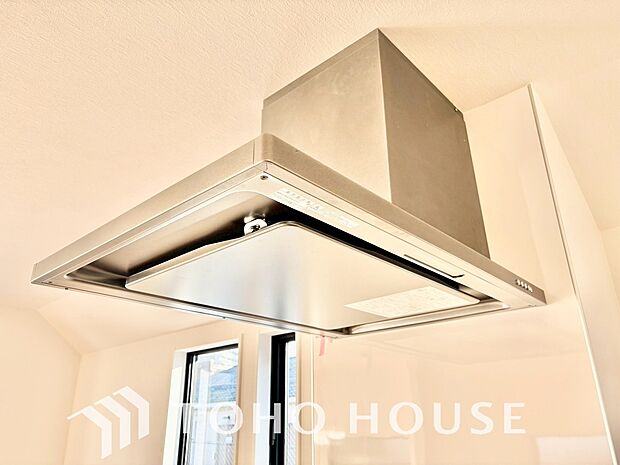 調理中の煙や臭いを効率的に排出し、キッチン空間を清潔に保ちます。