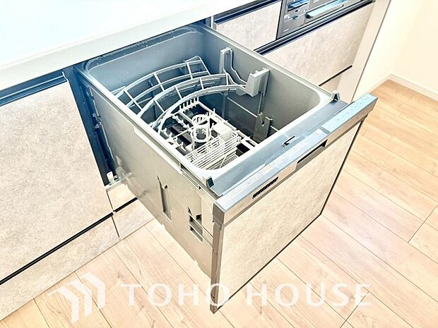 ビルトイン食洗機。高温のお湯や高圧水流を使うことにより汚れを効果的に落とすことができます。