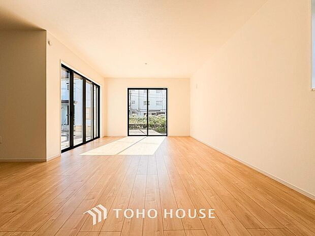 リビングも広く設け、訪れる人々を暖かく迎えてくれます。