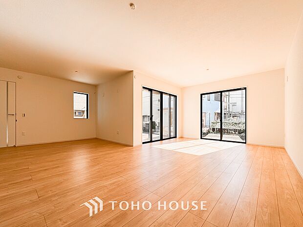 光と風があふれる開放的なリビングダイニングには自然と家族みんなが集まってきます。