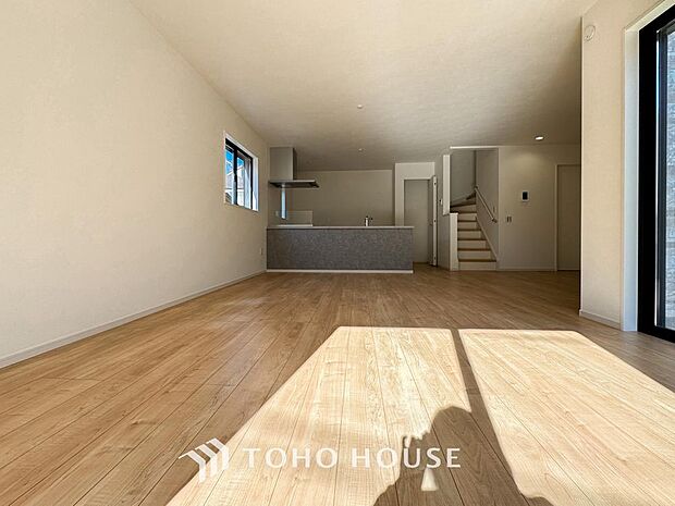 光が注がれる青い空から鮮やかに赤色にゆっくりと染まる。そんな優しい時間がここでは流れてゆく。