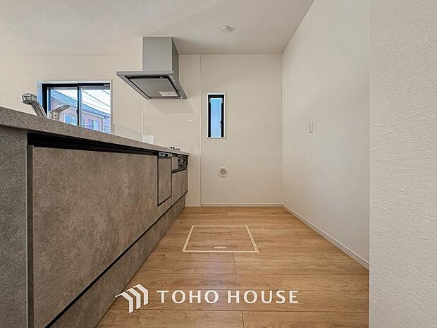 キッチンの収納は、デッドスペースになりやすい箇所を有効活用できる、スライド式収納を採用しました。