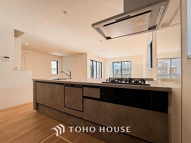 夫婦そろってキッチンに立っても調理がしやすく余裕の広さ。家事をしながら会話も弾みます。