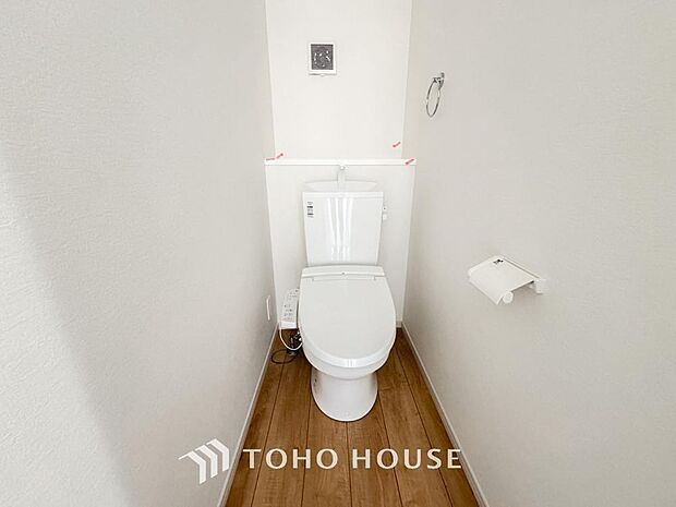 十分な広さと清潔感のあるカラーで纏まったおトイレ。時間に余裕とゆとりを持たせます。