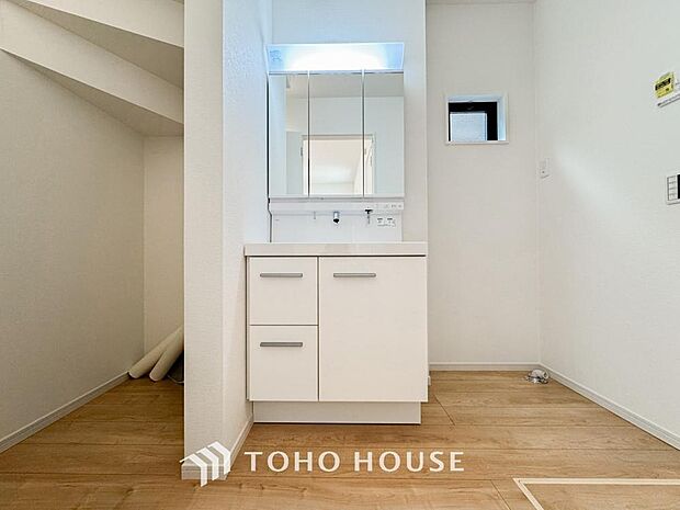 平日の朝であっても、落ち着きとくつろぎを感じられる空間。気持ちよく身だしなみを整えられます。