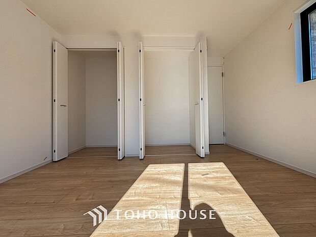 居室にはクローゼットを完備し、自由度の高い家具の配置が叶うシンプルな空間です。