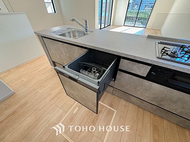 ビルトイン食器洗浄乾燥機付きのシステムキッチン。毎日の家事負担を軽減する嬉しい設備です。