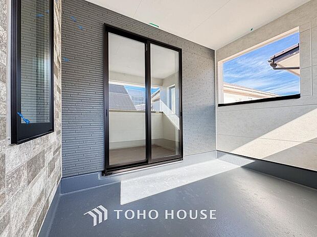 陽光に愛され、環境に恵まれ、家族に包まれた邸宅は、どんなに月日が経っても色褪せる事なく輝き続けます。