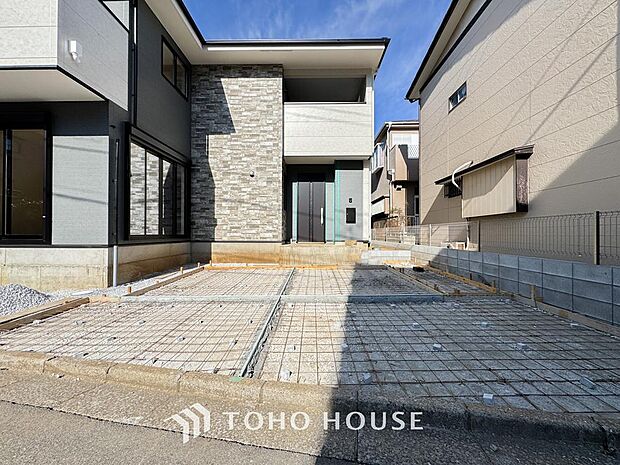 ゆったりとした駐車スペースを確保いたしましたので、大きめのお車でも駐車可能です。