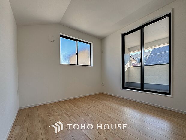 家具の配置のし易い室内です。趣味の部屋としても充分な広さを確保しております。