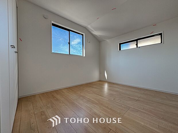 清潔感あるホワイトの壁紙と温もり溢れるカラーの床材が見事に調和した本邸宅。