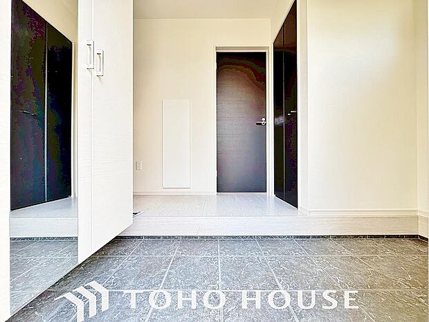 温かみのある色合いでデザインされた玄関は、優しい雰囲気です。帰りたくなる、安息の住まいです。