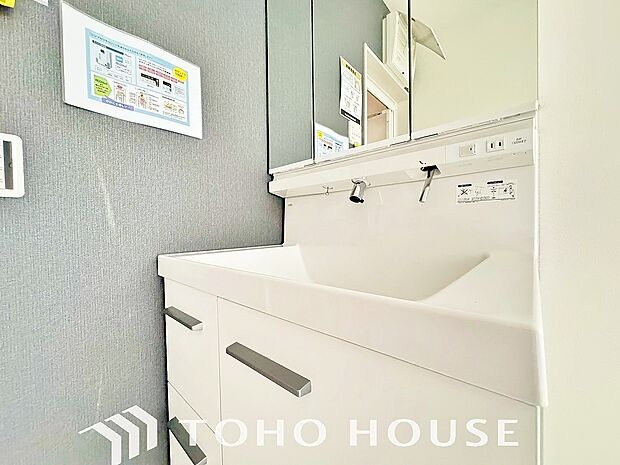 洗面台には三面鏡を採用。鏡の後ろに収納スペースを設ける事により洗面台周りもすっきりします。