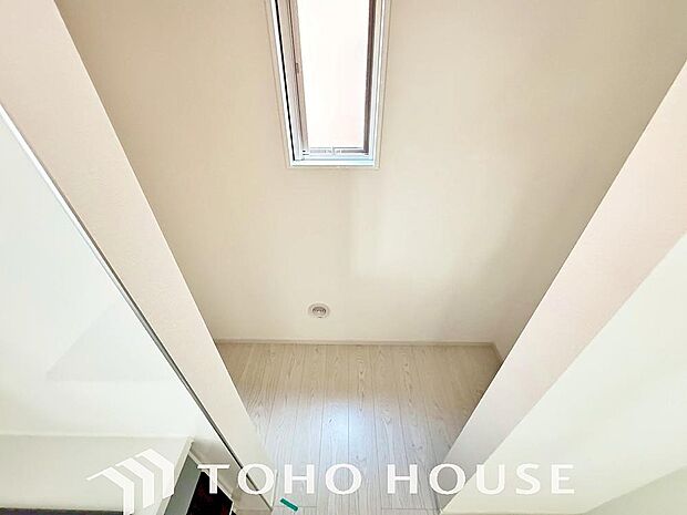 建物内部の収納には拘りました。共有部分に設けた収納。お荷物が多い方にも安心です。