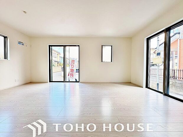 爽やかな通風と採光を存分に感じる事が出来る空間。毎日の暮らしに癒しをもたらす居心地の良いリビング。