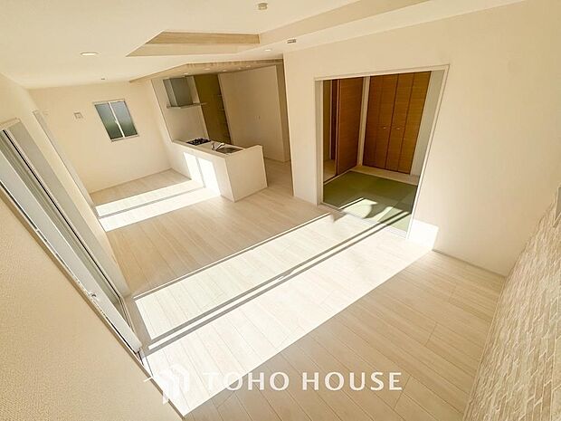 リビングも広く設け、訪れる人々を暖かく迎えてくれます。