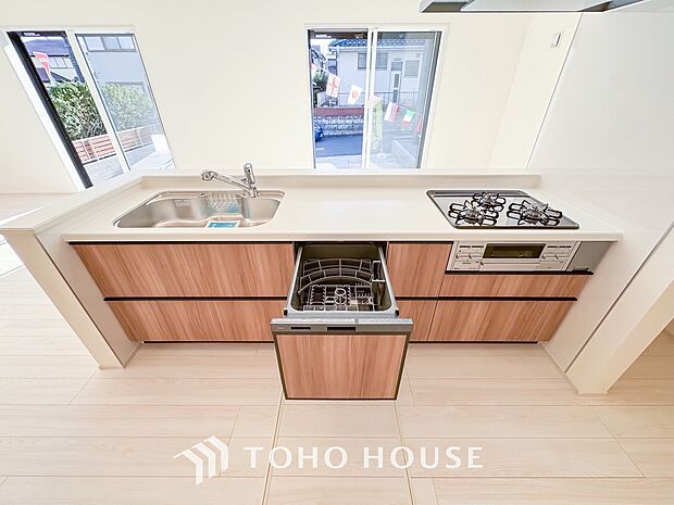 ビルトイン食器洗浄乾燥機付きのシステムキッチン。毎日の家事負担を軽減する嬉しい設備です。