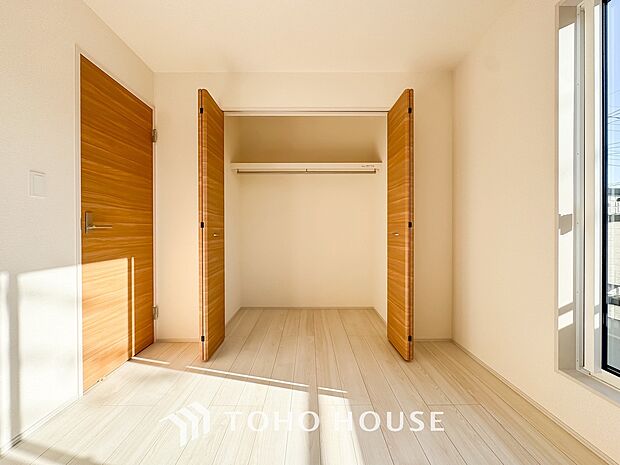 居室にはクローゼットを完備し、自由度の高い家具の配置が叶うシンプルな空間です。