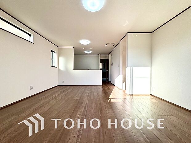 リビングも広く設け、訪れる人々を暖かく迎えてくれます。